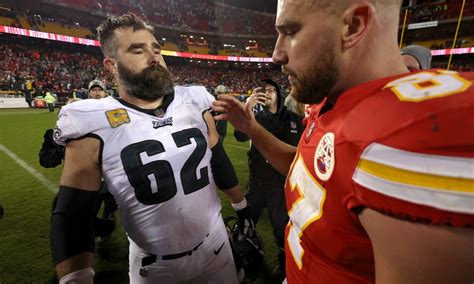 Travis Kelce, Jason Kelce talk nudity, hairy buns on New Heights。